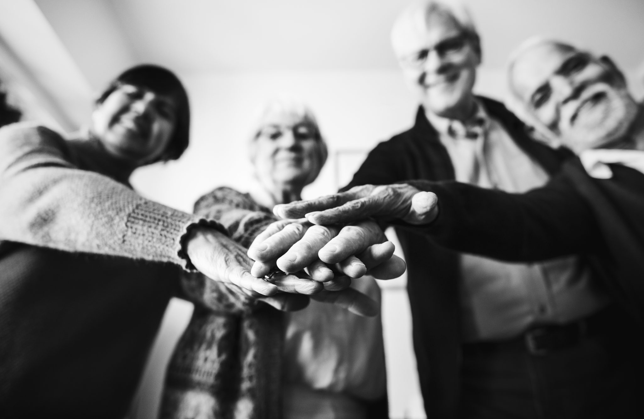 Groupe de personnes senior ensemble