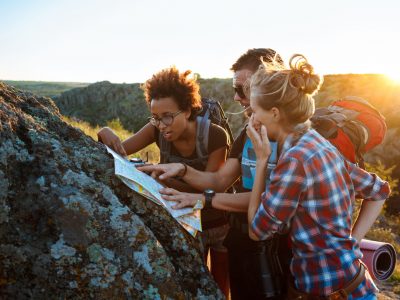 Groupe de randonneurs autour d’une carte